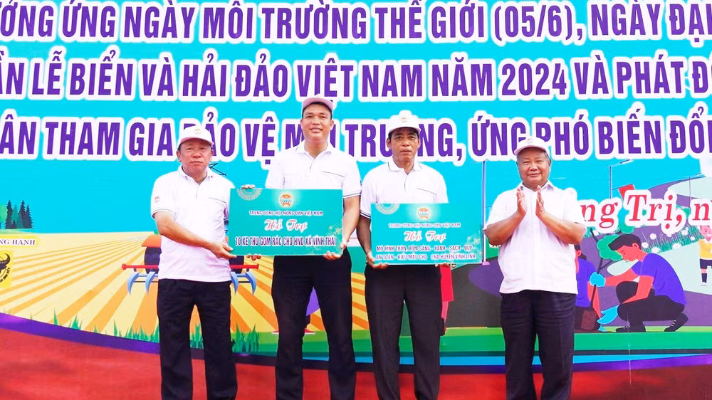 Trung ương Hội Nông dân Việt Nam tặng 1 mô hình sáng - xanh - sạch - đẹp - an toàn - kiểu mẫu cho Hội Nông dân huyện Vĩnh Linh và 10 xe thu gom rác cho HND xã Vĩnh Thái.