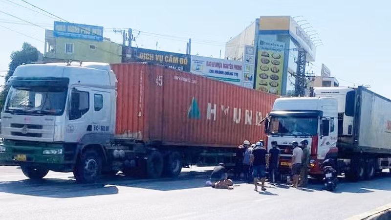 Xe tải nặng đi vào thành phố Đông Hà gây tai nạn luôn là nỗi ám ảnh của người dân. Xe tải nặng đi vào thành phố Đông Hà gây tai nạn luôn là nỗi ám ảnh của người dân.