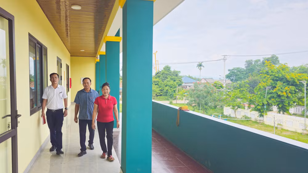 Không gian hành lang tầng hai của nhà văn hóa cộng đồng tránh lũ thông thoáng, thơ mộng.