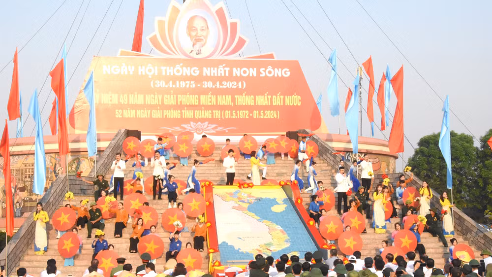 Một tiết mục văn nghệ trong Lễ Thượng cờ "Thống nhất non sông".