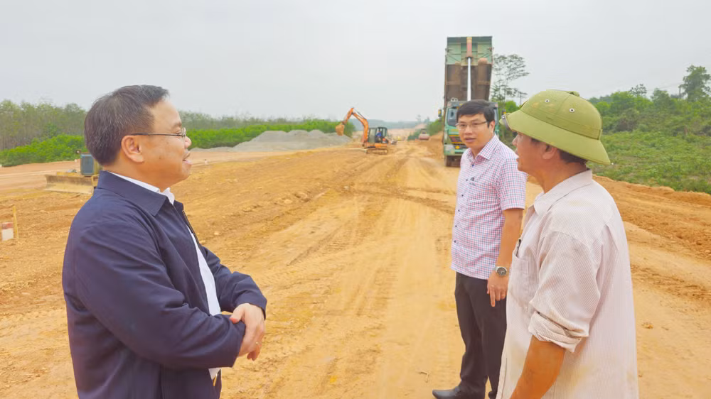Phó Chủ tịch Ủy ban nhân dân tỉnh Quảng Trị Lê Đức Tiến kiểm tra công tác xây dựng khu tái định cư tại xã Linh Trường, huyện Gio Linh.