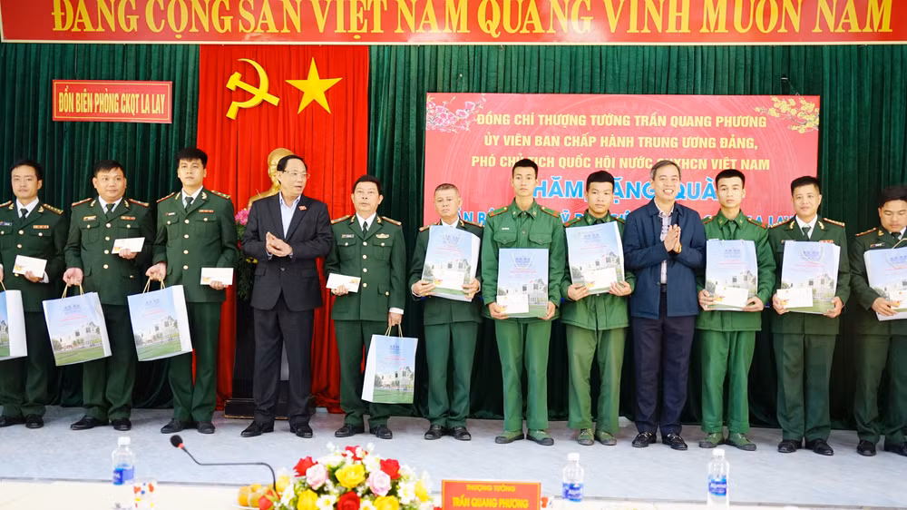 Phó Chủ tịch Quốc hội Trần Quang Phương tặng 10 suất quà Tết cho các cán bộ, chiến sĩ có hoàn cảnh khó khăn của Đồn Biên phòng Cửa khẩu Quốc tế La Lay. Phó Chủ tịch Quốc hội Trần Quang Phương tặng 10 suất quà Tết cho các cán bộ, chiến sĩ có hoàn cảnh khó khăn của Đồn Biên phòng Cửa khẩu Quốc tế La Lay.