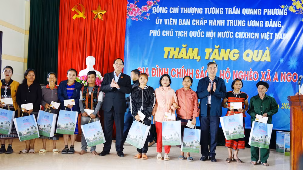 Phó Chủ tịch Quốc hội Trần Quang Phương và lãnh đạo tỉnh Quảng Trị tặng quà Tết cho các gia đình chính sách ở xã A Ngo, huyện Đakrông.