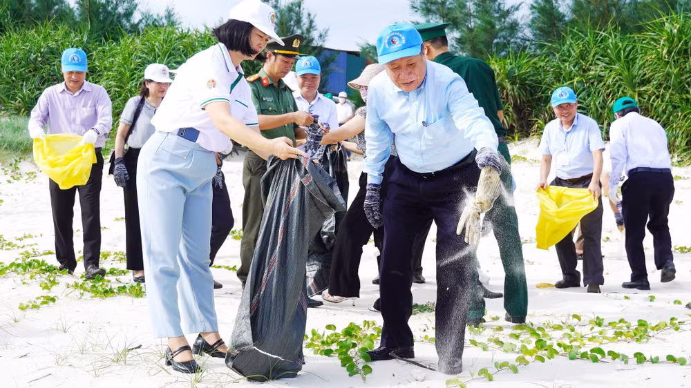 Phó Chủ tịch Thường trực Ủy ban nhân dân tỉnh Quảng Trị Hà Sỹ Đồng cùng các đại biểu và người dân địa phương tham gia vệ sinh, dọn sạch rác tại xã Vĩnh Thái, huyện Vĩnh Linh.