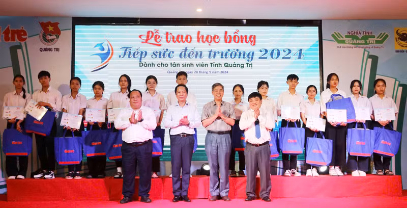 Lãnh đạo tỉnh Quảng Trị, Ban tổ chức, nhà tài trợ trao học bổng cho tân sinh viên. 