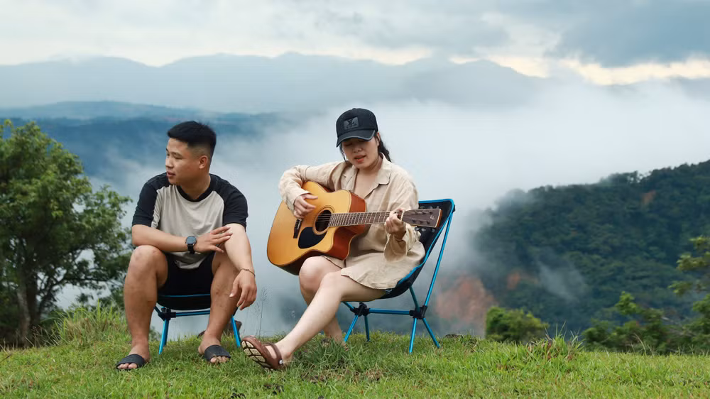 Bên cây đàn ghi ta, đôi bạn trẻ đang thăng hoa cùng núi rừng Xa Reng.