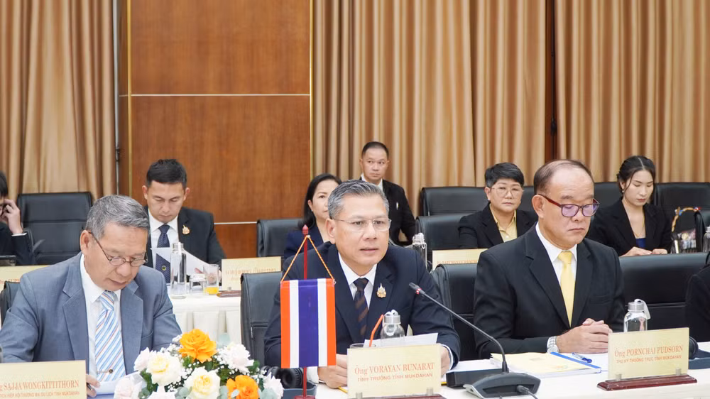 Tỉnh trưởng tỉnh Mukdahan Vorayan Bunarat phát biểu tại lễ ký kết. Tỉnh trưởng tỉnh Mukdahan Vorayan Bunarat phát biểu tại lễ ký kết.