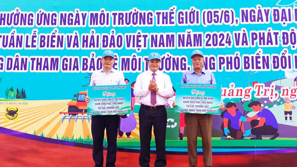 Bộ Tài nguyên và Môi trường tặng mô hình giảm thiểu rác thải nhựa trong xây dựng nông thôn mới cho 2 huyện Vĩnh Linh, Gio Linh.