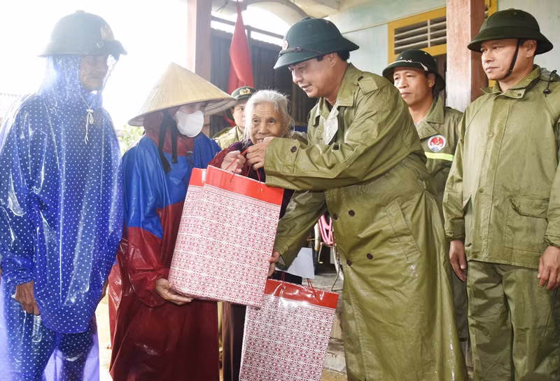 Đồng chí Võ Văn Hưng trao quà hỗ trợ người dân có hoàn cảnh đặc biệt khó khăn ở xã Vĩnh Lâm.