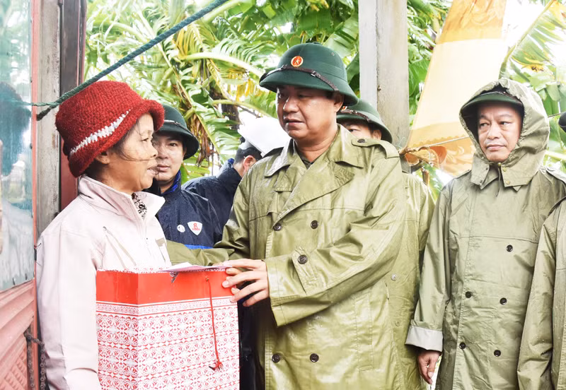 Phó Bí thư Tỉnh ủy, Chủ tịch Ủy ban nhân dân tỉnh Quảng Trị Võ Văn Hưng thăm hỏi, tặng quà cho hộ nghèo, có hoàn cảnh neo đơn ở xã Vĩnh Sơn, huyện Vĩnh Linh.