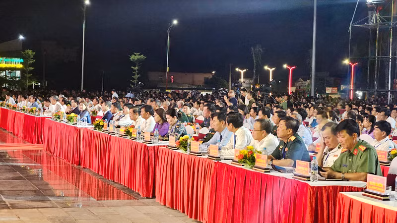 Các đại biểu tham dự lễ kỷ niệm. Các đại biểu tham dự lễ kỷ niệm.