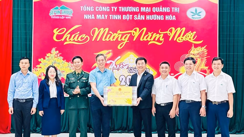 Đồng chí Nguyễn Đăng Quang tặng quà chúc Tết Nhà máy tinh bột sắn Hướng Hóa. 