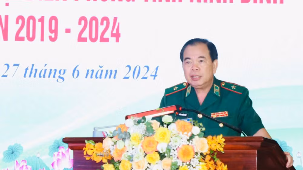 Thiếu tướng Phùng Quốc Tuấn, Phó Chính ủy, Phó Chủ tịch Hội đồng Thi đua-Khen thưởng Bộ đội Biên phòng Việt Nam, phát biểu tại đại hội.