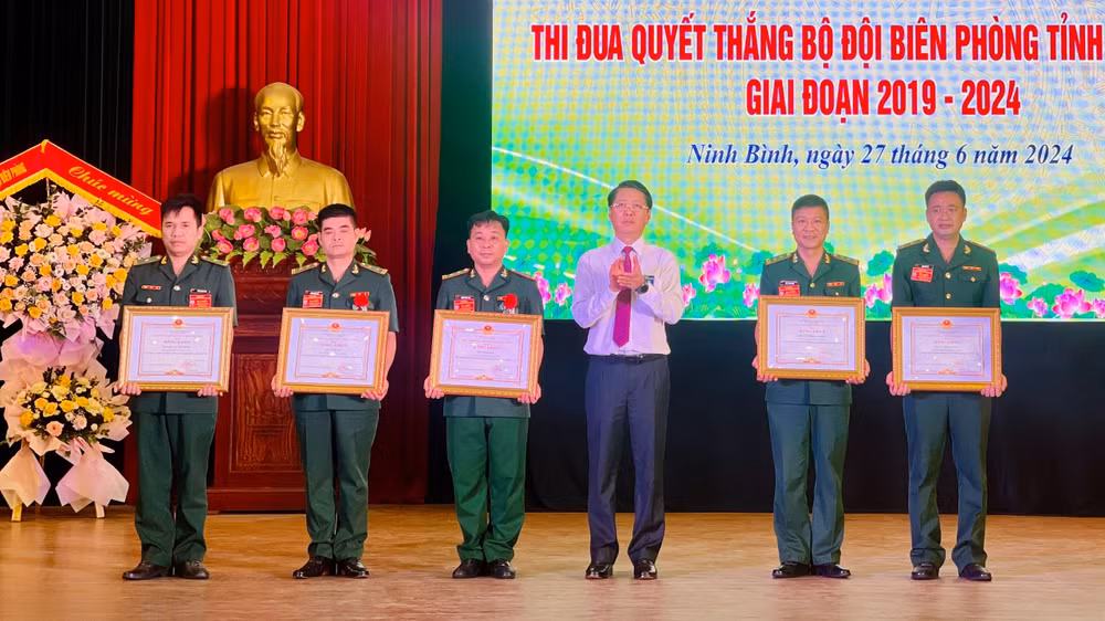 Phó Chủ tịch Ủy ban nhân dân tỉnh Ninh Bình Trần Song Tùng trao bằng khen của tỉnh cho các tập thể có thành tích xuất sắc trong phong trào thi đua quyết thắng giai đoạn 2019-2024.