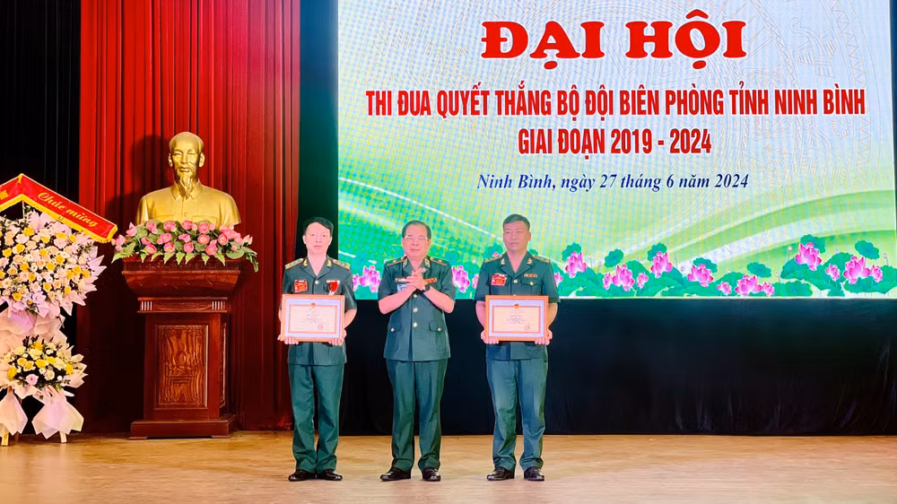 1 tập thể,1 cá nhân vinh dự được Bộ Tư lệnh Bộ đội Biên phòng Việt Nam tặng bằng khen.