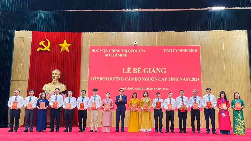 Đồng chí Đoàn Minh Huấn, Ủy viên Trung ương Đảng, Bí thư Tỉnh ủy Ninh Bình trao Chứng nhận tốt nghiệp cho các học viên.