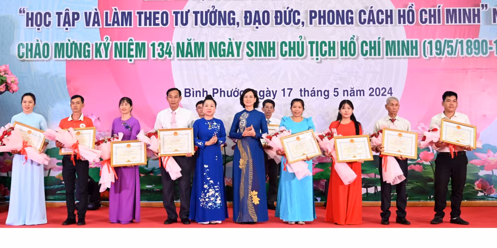Lãnh đạo tỉnh Bình Phước khen thưởng các điển hình tiến tiến học và làm theo Bác.