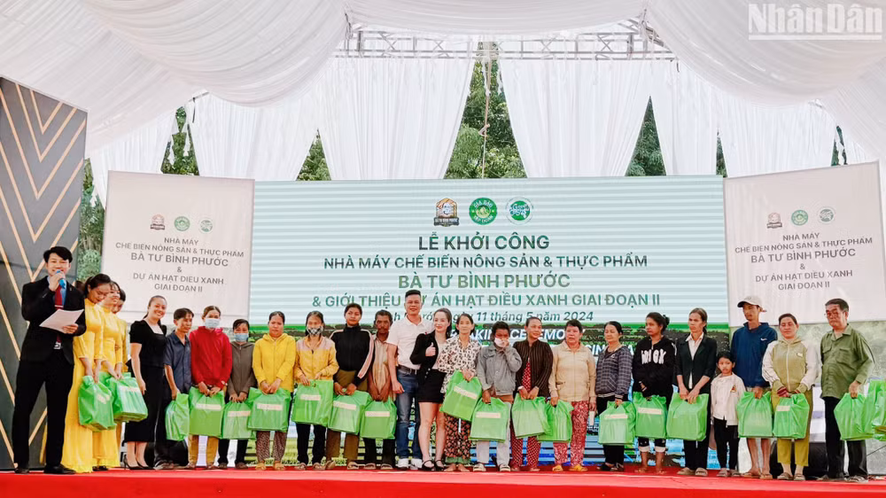 Ban Tổ chức trao quà an sinh xã hội tại huyện Đồng Phú, tỉnh Bình Phước. Ban Tổ chức trao quà an sinh xã hội tại huyện Đồng Phú, tỉnh Bình Phước.