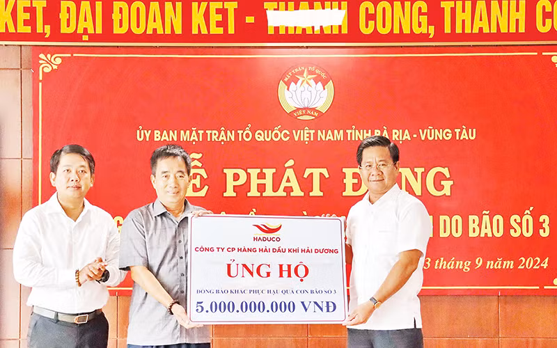 Đại diện Công ty cổ phần Hàng hải dầu khí Hải Dương (HADUCO) trao số tiền 5 tỷ đồng ủng hộ đồng bào các tỉnh miền bắc khắc phục hậu quả bão số 3.