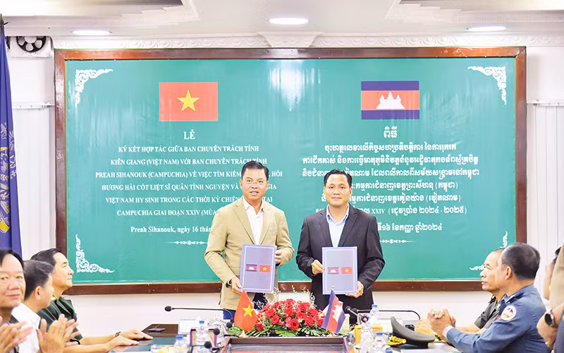 Đại diện Ban Chuyên trách tỉnh Kiên Giang và Ban Chuyên trách tỉnh Pearh Sihanouk (Campuchia) tại buổi ký kết.