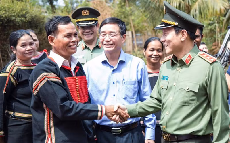 Thượng tướng Lương Tam Quang, khi đó là Thứ trưởng Bộ Công an thăm đồng bào dân tộc thiểu số huyện Cư M’gar, tỉnh Đắk Lắk vào tháng 3/2024. (Ảnh CÔNG AN TỈNH ĐẮK LẮK)