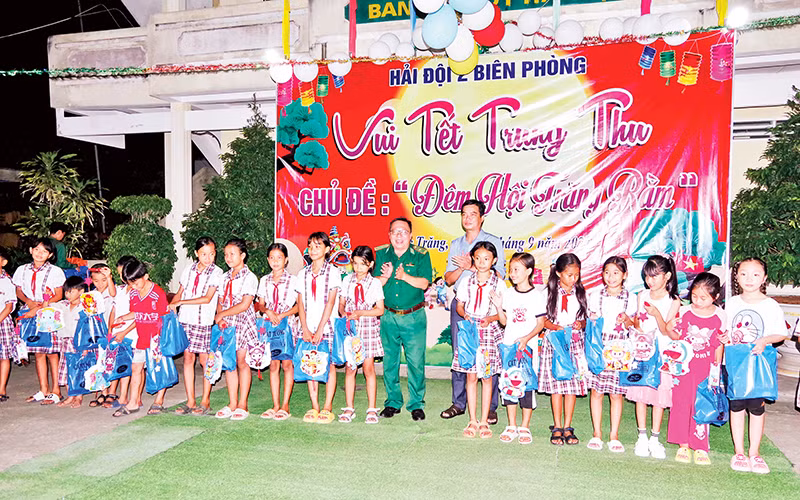 Chương trình Đêm hội trăng rằm tại khu vực biên giới biển Sóc Trăng.