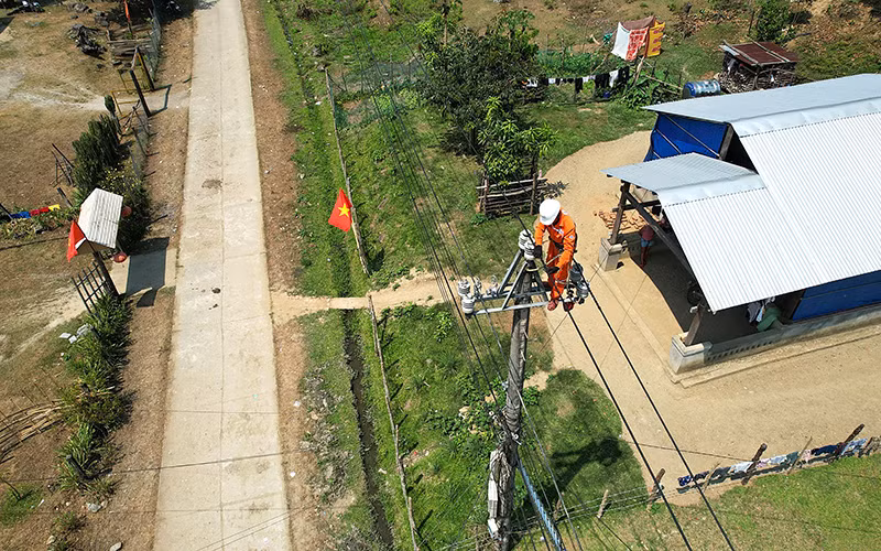 Công nhân Công ty Điện lực Quảng Nam nỗ lực đưa điện đến huyện miền núi Nam Giang.