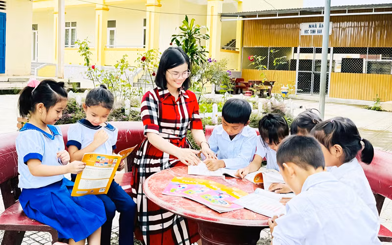Cô giáo Nguyễn Thị Thúy Phụng chăm chút từng nét chữ, lời nói cho học sinh lớp 1 Trường tiểu học và THCS Hướng Việt.