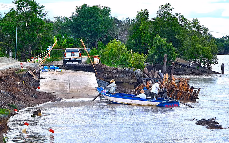 Hiểm họa sạt lở đất ven sông diễn biến ngày càng phức tạp ở Cà Mau, làm hư hỏng nhiều hạ tầng do Nhà nước đầu tư.