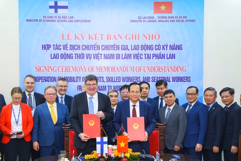 Bộ trưởng Lao động-Thương binh và Xã hội Đào Ngọc Dung cùng Bộ trưởng Việc làm, Bộ Kinh tế và Việc làm Phần Lan Arto Olavi Satonen tại lễ ký kết. (Ảnh: Molisa) Bộ trưởng Lao động-Thương binh và Xã hội Đào Ngọc Dung cùng Bộ trưởng Việc làm, Bộ Kinh tế và Việc làm Phần Lan Arto Olavi Satonen tại lễ ký kết. (Ảnh: Molisa)
