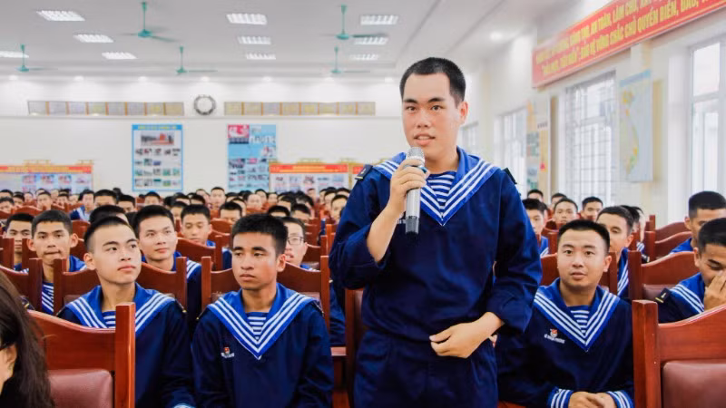 Các chiến sĩ đặt nhiều câu hỏi thú vị. Các chiến sĩ đặt nhiều câu hỏi thú vị.