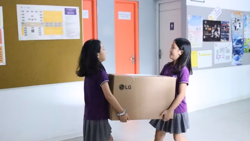 Món quà tri thức được các học sinh tự chuẩn bị và tham gia vận chuyển. Món quà tri thức được các học sinh tự chuẩn bị và tham gia vận chuyển.