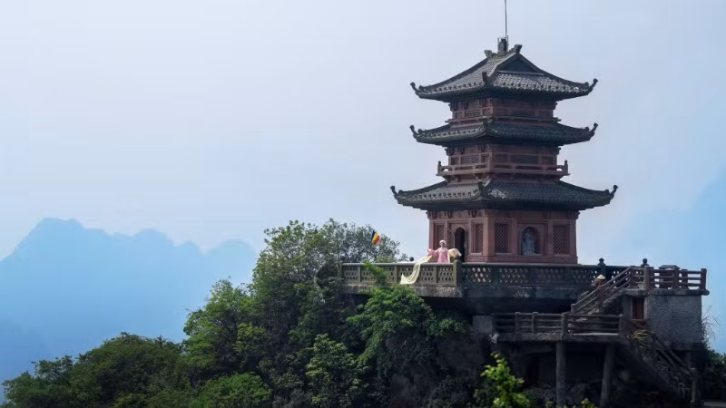 Cổ phục tạo điểm nhấn trong hành trình quảng bá du lịch Ninh Bình.
