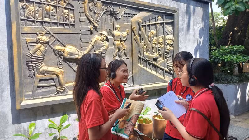 Học sinh vừa đọc báo, vừa trao đổi về những câu chuyện lịch sử. Học sinh vừa đọc báo, vừa trao đổi về những câu chuyện lịch sử.