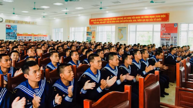Các chiến sĩ trẻ hòa mình vào không khí sôi động. Các chiến sĩ trẻ hòa mình vào không khí sôi động.