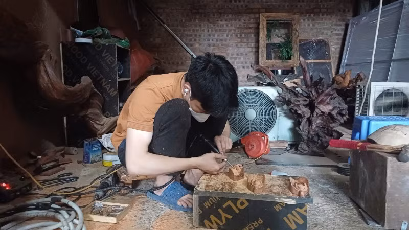 Những người thợ miệt mài sớm tối trong xưởng để hoàn thiện tác phẩm.