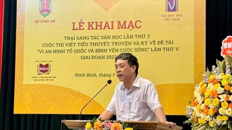 Nhà văn Nguyễn Bình Phương, Phó Chủ tịch Hội Nhà văn phát biểu tại buổi khai mạc. Nhà văn Nguyễn Bình Phương, Phó Chủ tịch Hội Nhà văn phát biểu tại buổi khai mạc.