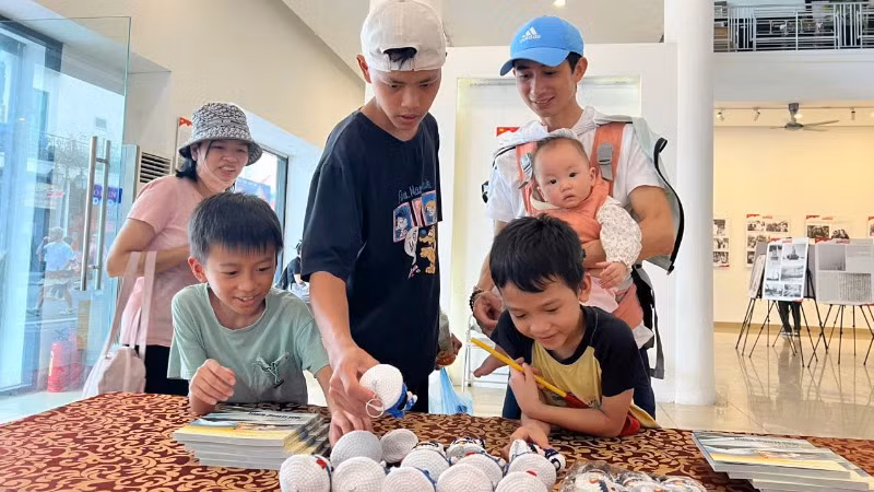 Triển lãm thu hút đông đảo mọi lứa tuổi.