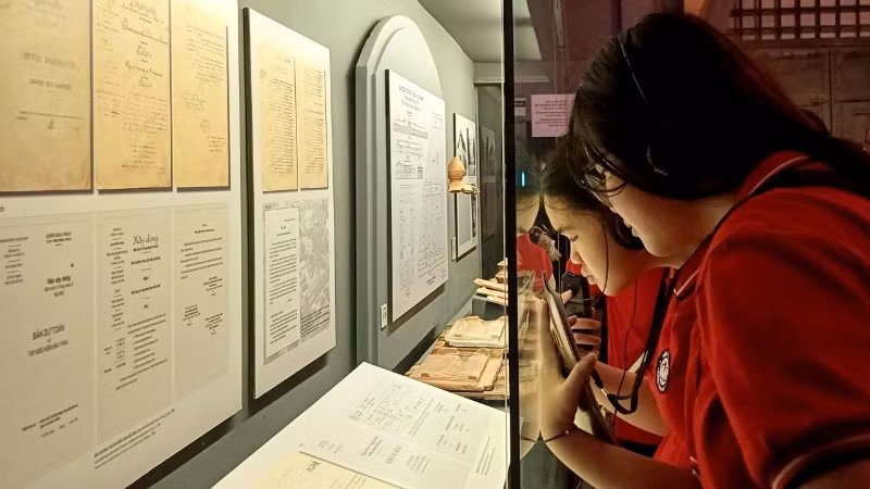 Học sinh chăm chú tìm hiểu về lịch sử. Học sinh chăm chú tìm hiểu về lịch sử.