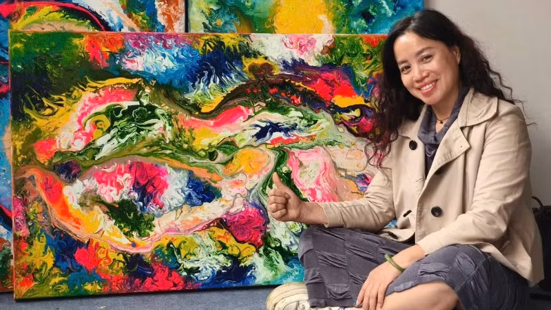 Họa sĩ Lê Thu Huyền bên tác phẩm. Họa sĩ Lê Thu Huyền bên tác phẩm.