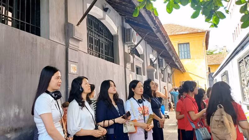 Dưới tán bàng rợp mát hôm nay là bao câu chuyện xúc động về tinh thần hy sinh anh hùng của thế hệ đi trước. Dưới tán bàng rợp mát hôm nay là bao câu chuyện xúc động về tinh thần hy sinh anh hùng của thế hệ đi trước.