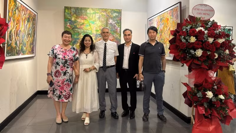 Họa sĩ Lê Thu Huyền (thứ hai từ trái sang) tại Triển lãm "Thiên Thanh". Họa sĩ Lê Thu Huyền (thứ hai từ trái sang) tại Triển lãm "Thiên Thanh".