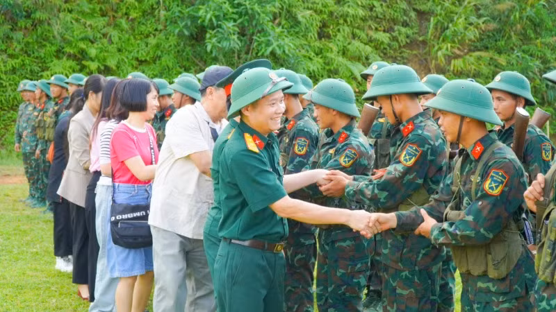 Các tác giả trong chuyến thực tế thuộc khuôn khổ Trại sáng tác kịch bản điện ảnh.