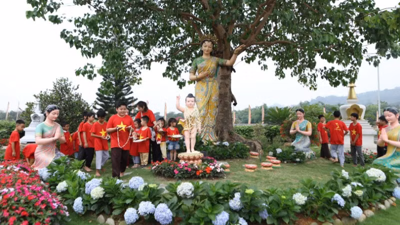 Thiếu nhi dâng hoa tại vườn Phật đản sinh.