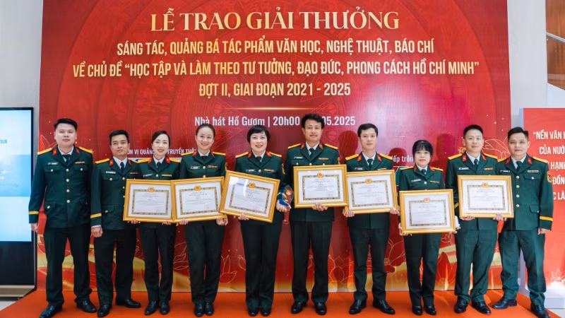 Niềm vui của những người nghệ sĩ - chiến sĩ. Niềm vui của những người nghệ sĩ - chiến sĩ.