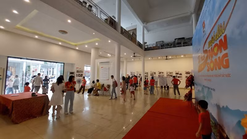 Không gian triển lãm được bố trí hợp lý để phục vụ khách tham quan chu đáo.