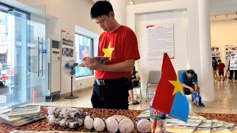 Góc trưng bày không thể thiếu những trang sách về người lính hôm nay.