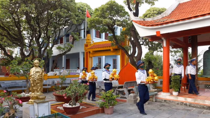 Trong các dịp lễ Tết, bộ đội đều lên chùa dâng lễ.