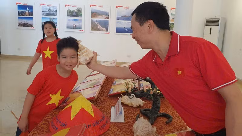 Các em nhỏ rất thích lắng nghe tiếng gió trong vỏ ốc biển mang về từ Trường Sa.