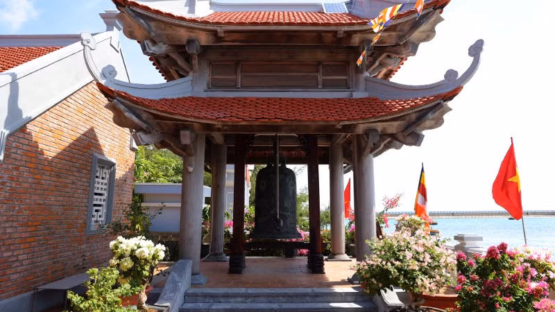 Dưới bàn tay chăm sóc tỉ mỉ của sư thầy, hoa lá luôn rực rỡ. Dưới bàn tay chăm sóc tỉ mỉ của sư thầy, hoa lá luôn rực rỡ.